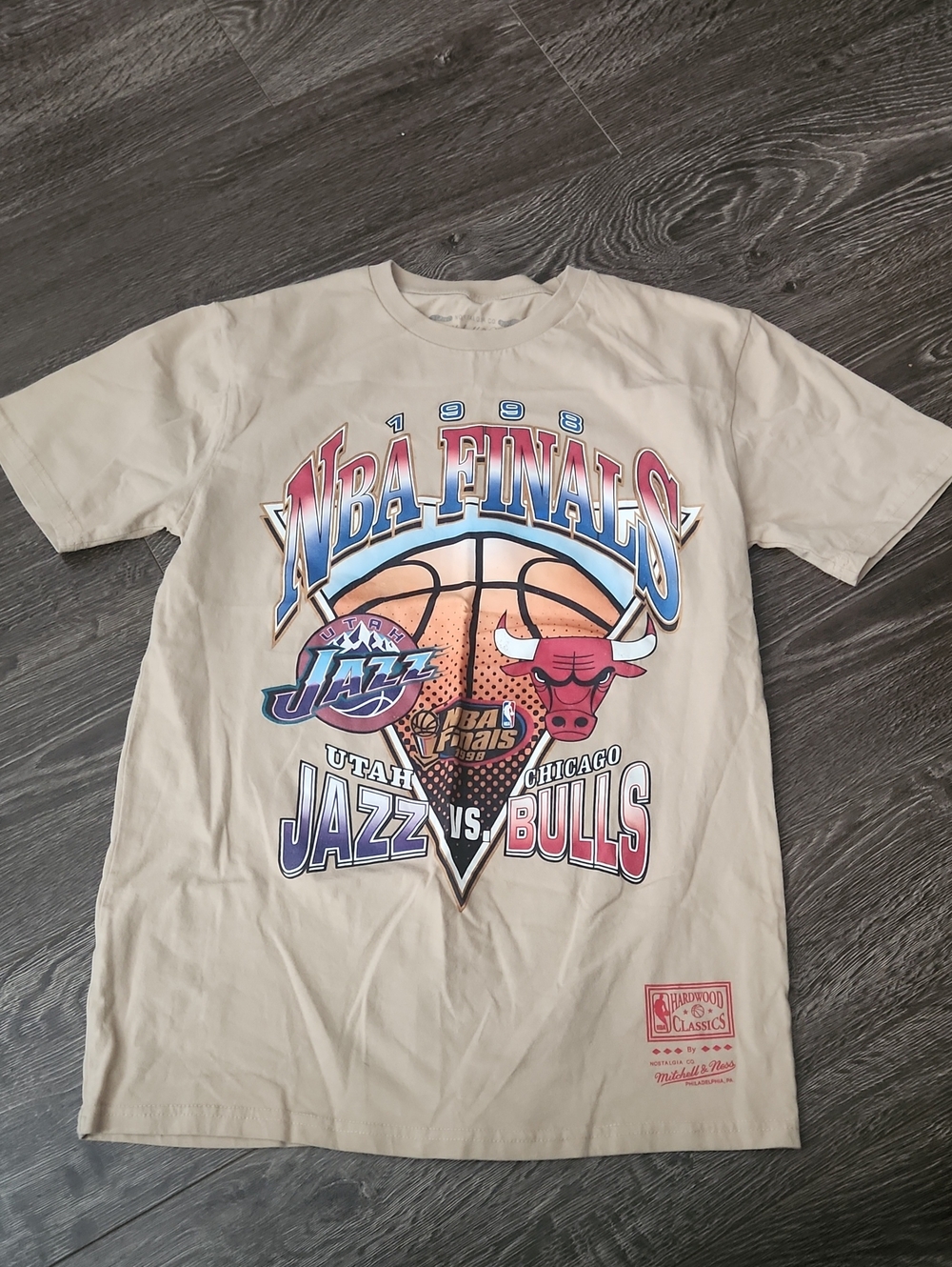 Mitchell & Ness T-Shirt Tan 1998 NBA Finals Bulls vs Jazz Graphic Tee Med